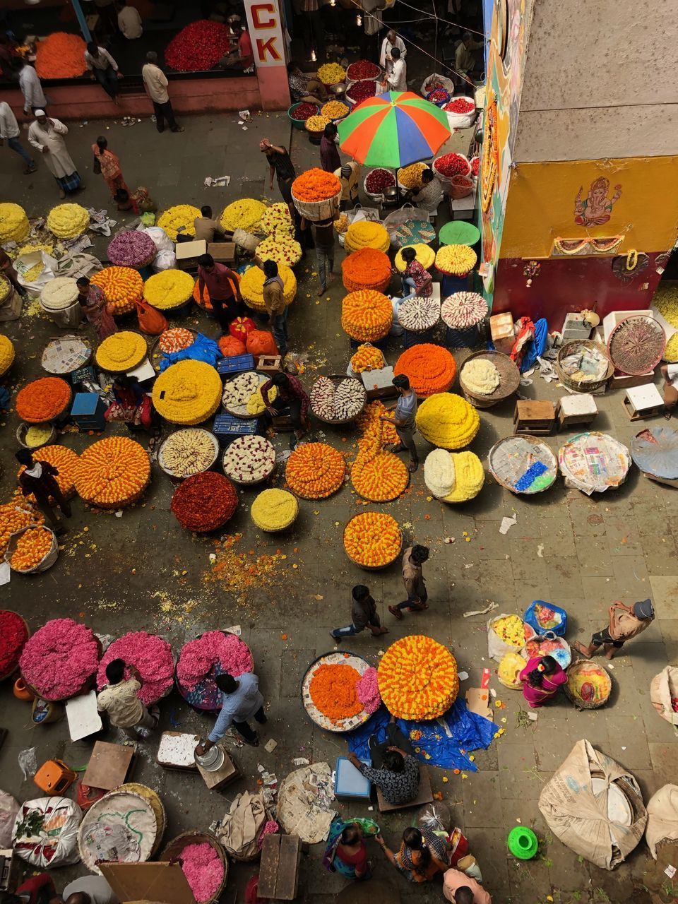 HIGH ANGLE VIEW OF PEOPLE IN MARKET STALL