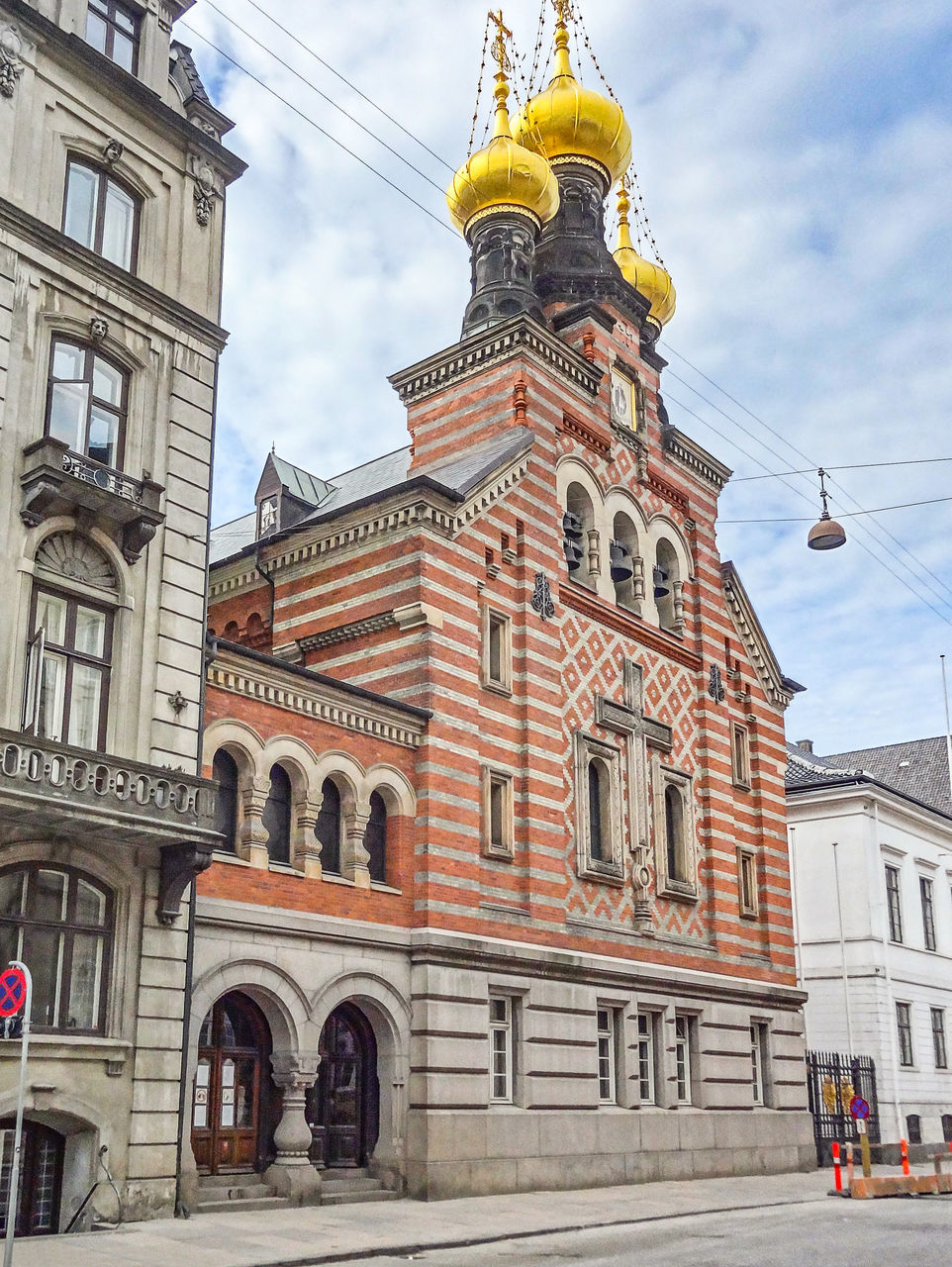 LOW ANGLE VIEW OF STREET AMIDST BUILDINGS AGAINST SKY