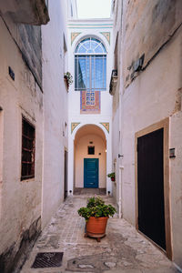 House in the historic center of grottaglie with mosaic and blue entrance door