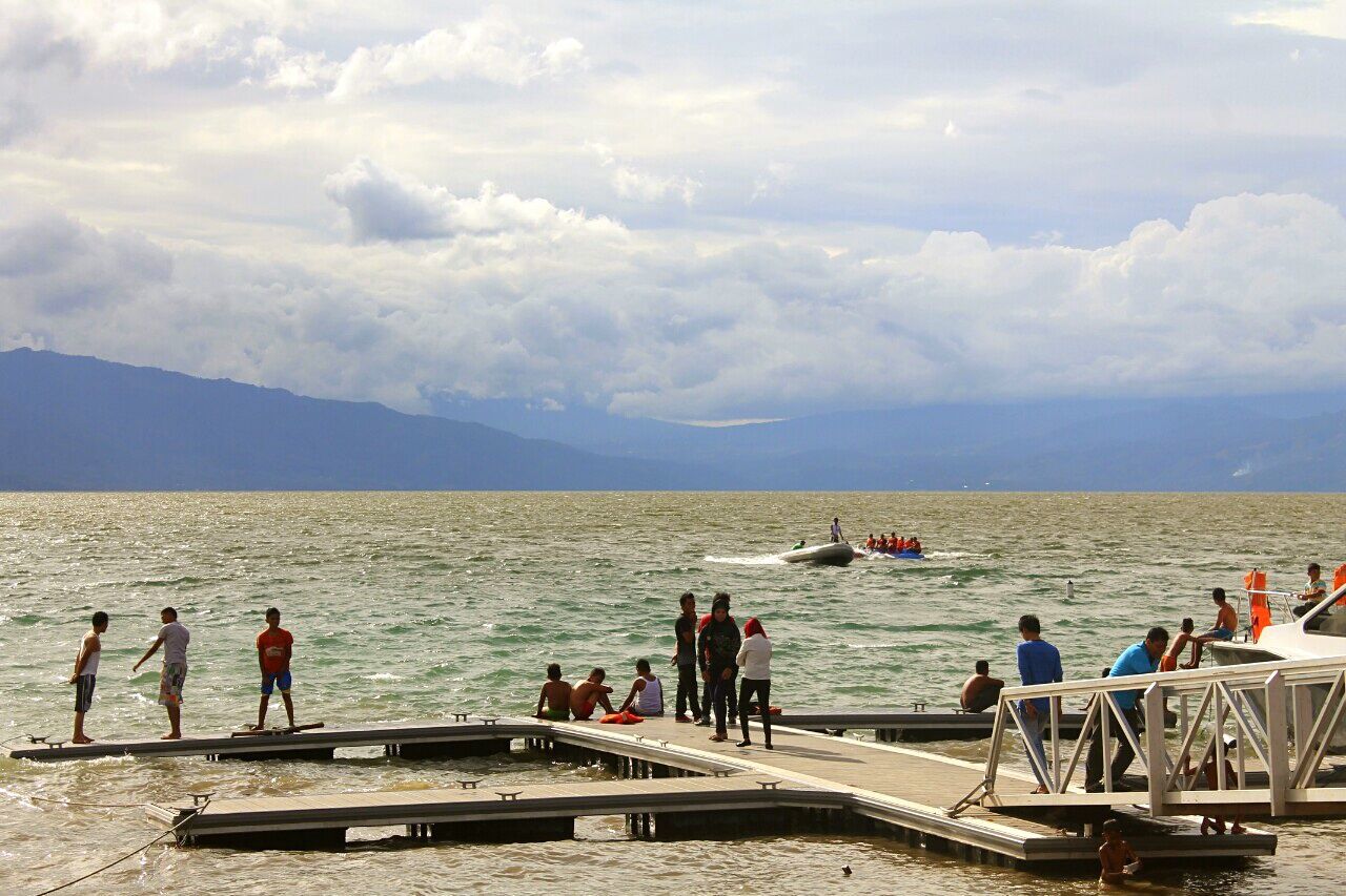 water, sea, large group of people, lifestyles, sky, leisure activity, men, vacations, person, beach, cloud - sky, mixed age range, scenics, weekend activities, shore, tourist, nature, horizon over water, medium group of people