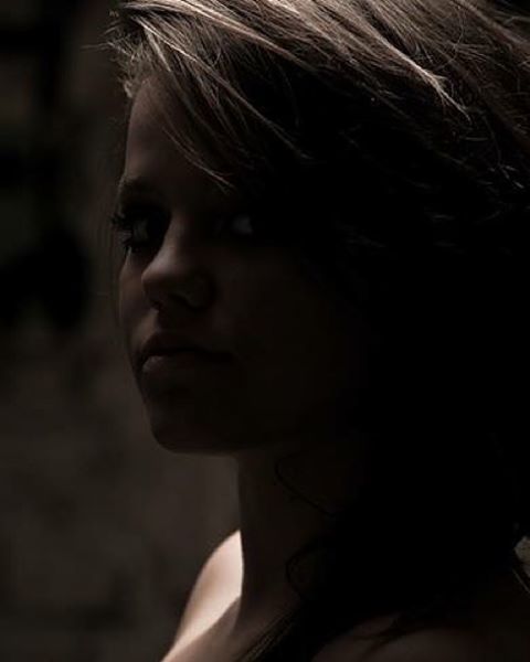 CLOSE-UP OF YOUNG WOMAN LOOKING AWAY