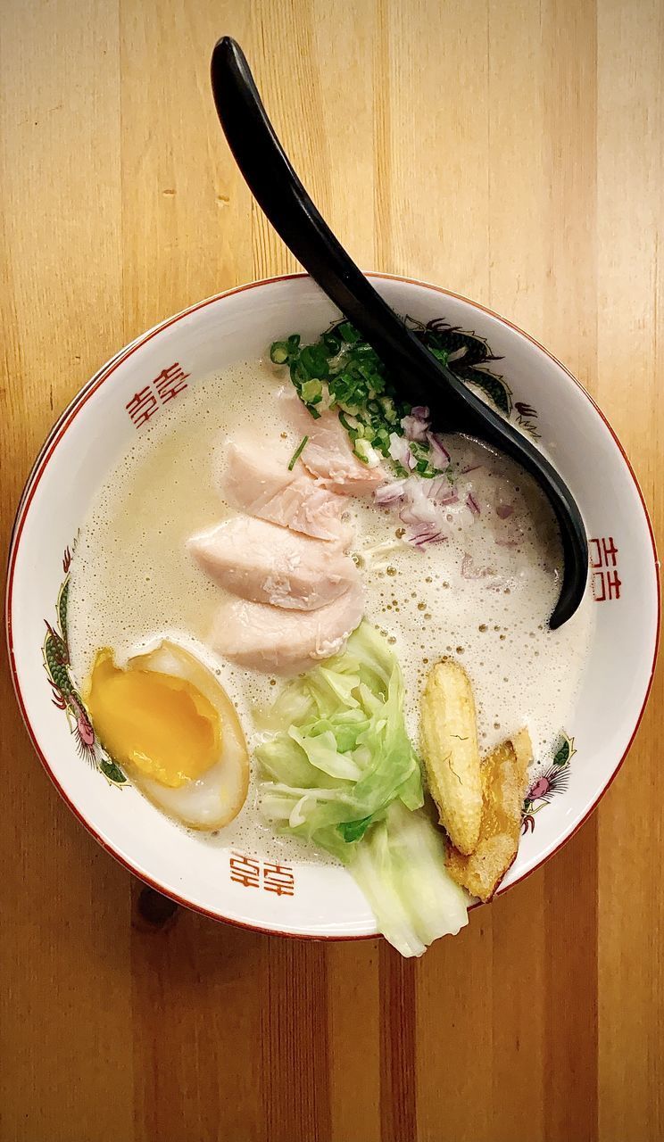 HIGH ANGLE VIEW OF FOOD IN BOWL