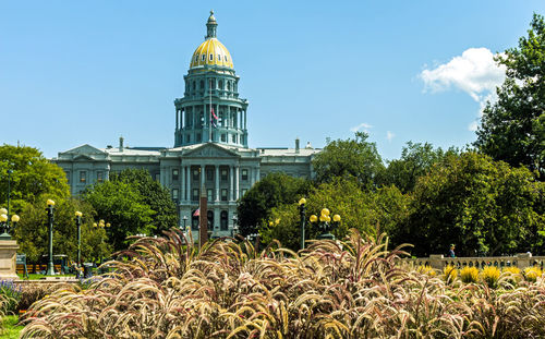 The denver capitol building on a sunny autumn day.