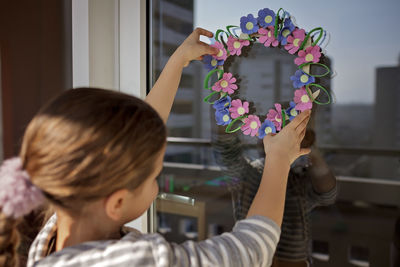 Kids create easter flower wreath in pastel colors using an upcycled egg trail. zero waste lifestyle