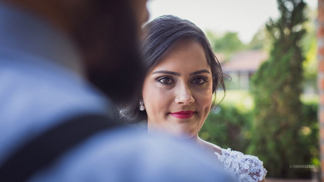 young adult, portrait, headshot, looking at camera, lifestyles, person, front view, leisure activity, focus on foreground, young women, close-up, contemplation, casual clothing, head and shoulders, serious, human face, smiling