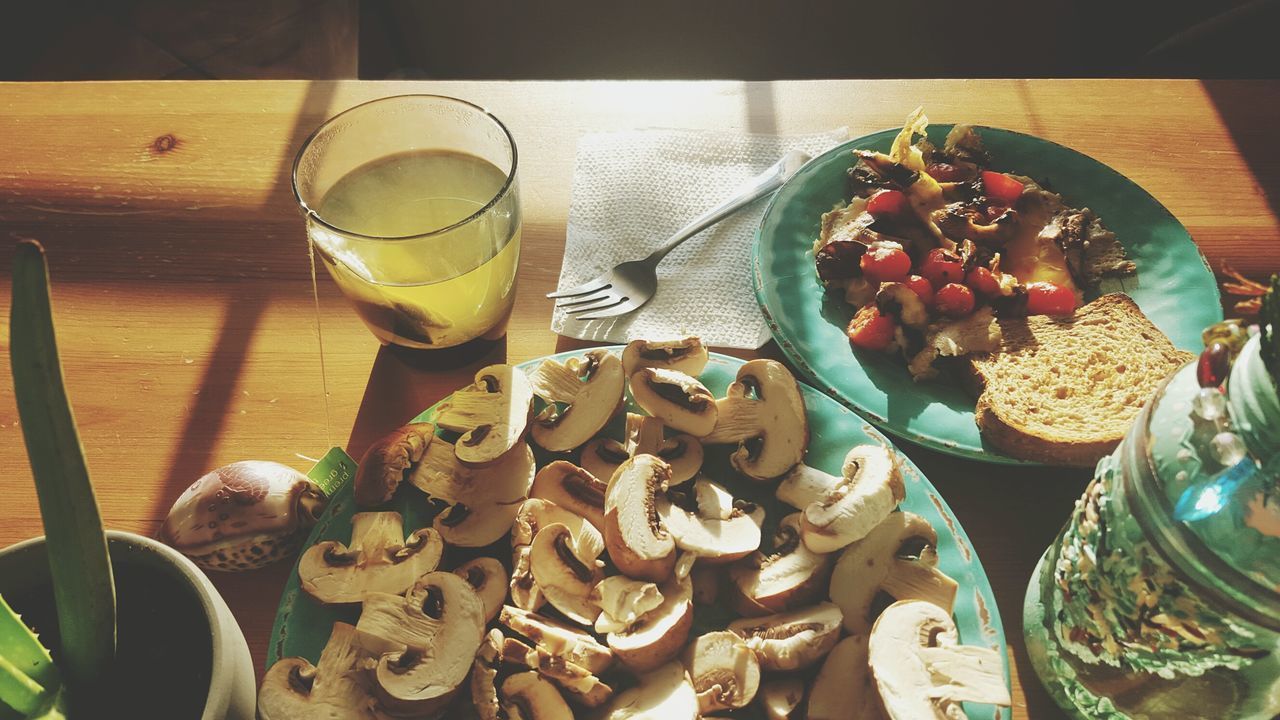 HIGH ANGLE VIEW OF VARIOUS FOOD IN PLATE ON TABLE