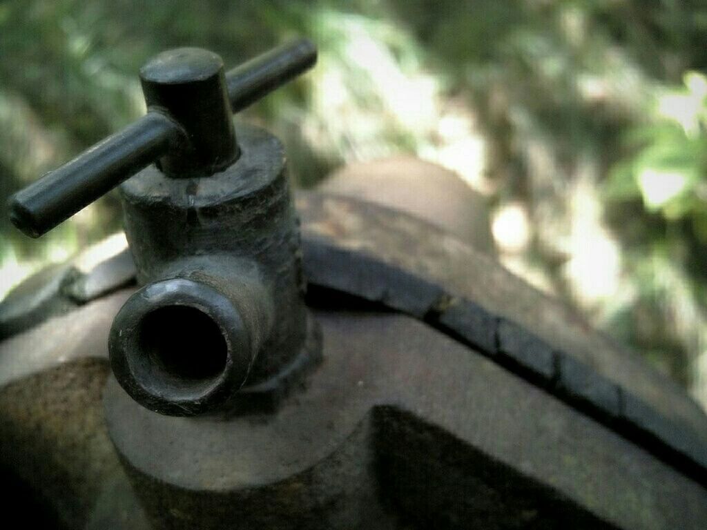 metal, close-up, metallic, focus on foreground, rusty, part of, old, selective focus, no people, transportation, day, outdoors, machine part, detail, car, abandoned, mode of transport, still life, vehicle part, machinery