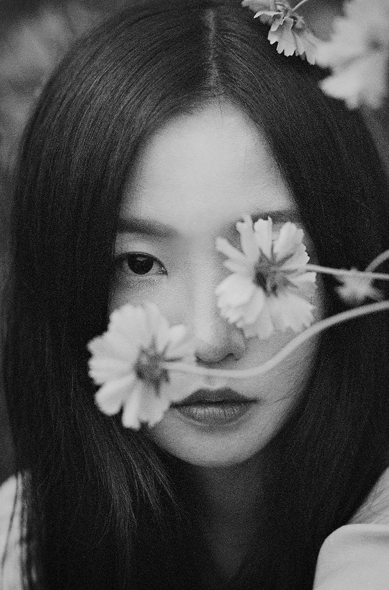 Film Photography Filmcamera Portrait Of A Woman Portrait 35mm Film 35mm Film Flower Model Photographer