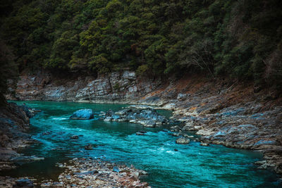 Water flowing through rocks in sea