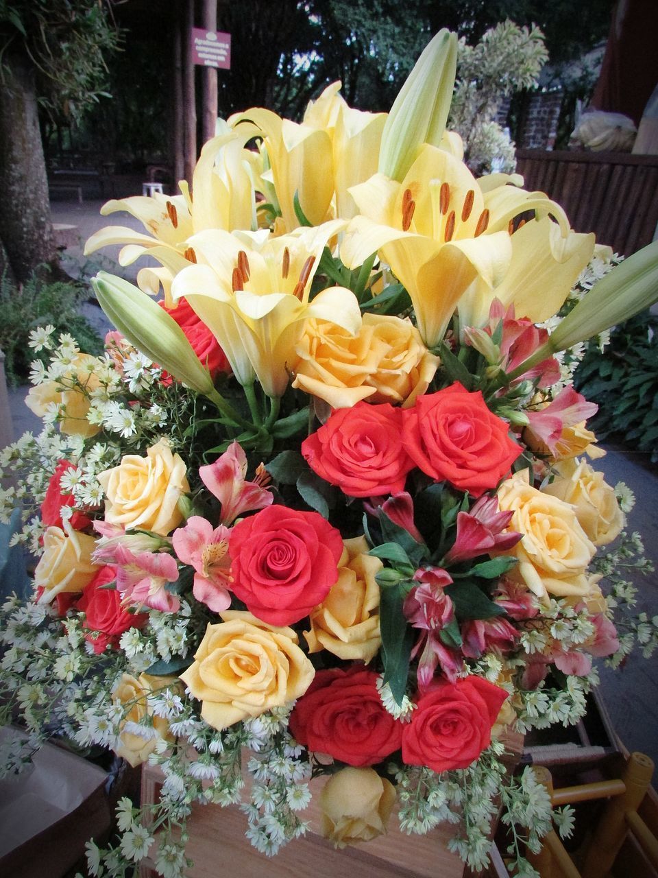 CLOSE-UP OF ROSES ON BOUQUET OF ROSE