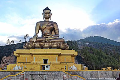 Statue against sky