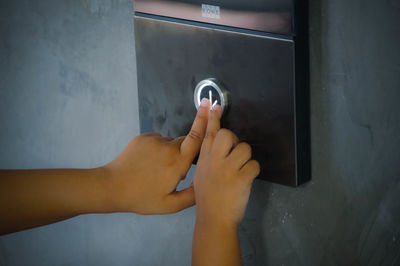 
two fingers are pressing the lift button