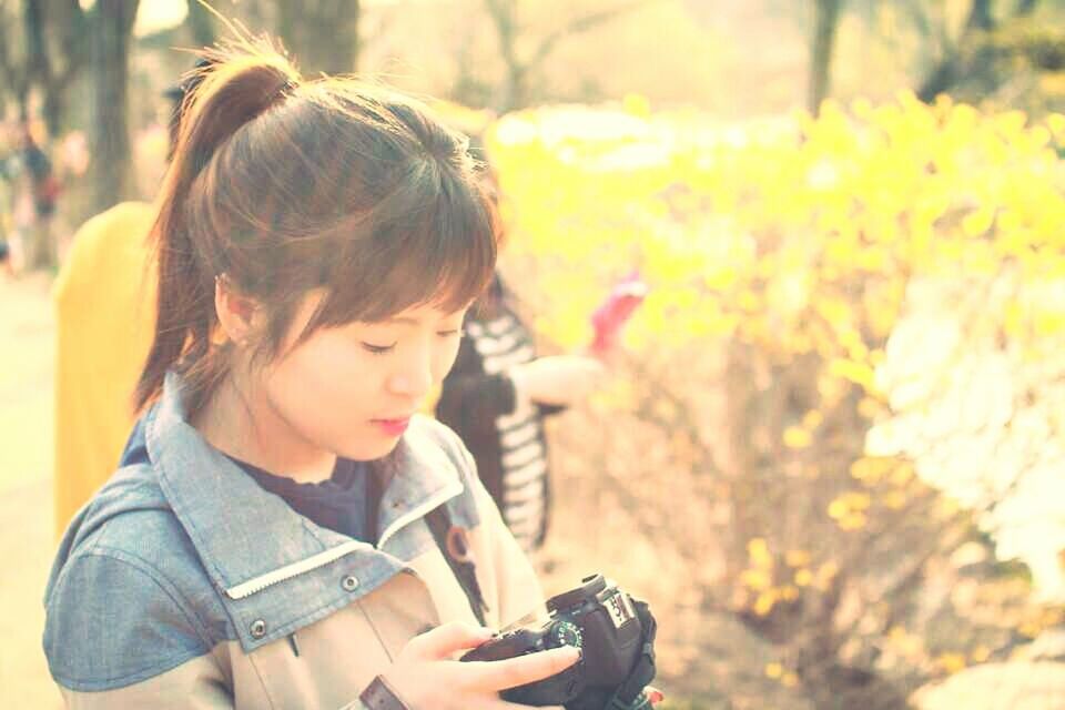 lifestyles, leisure activity, person, childhood, elementary age, focus on foreground, casual clothing, boys, holding, headshot, girls, innocence, waist up, cute, three quarter length, smiling, happiness