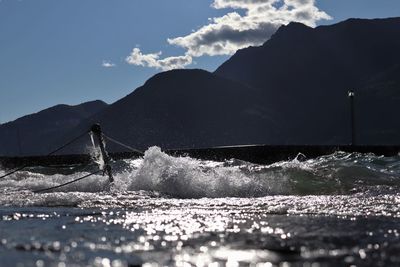 Water splashing in como lake against mountains