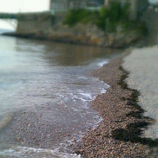 water, focus on foreground, nature, river, day, wet, outdoors, lake, close-up, tranquility, flowing water, no people, selective focus, shore, reflection, rock - object, flowing, surf, motion, beauty in nature