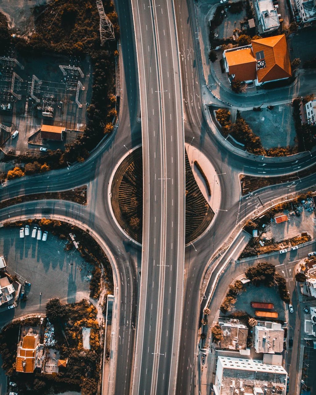 HIGH ANGLE VIEW OF VEHICLES ON ROAD