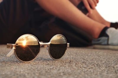 Low section of man wearing sunglasses