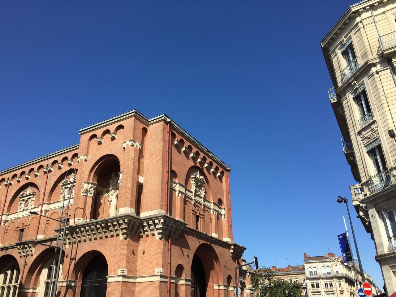 architecture, building exterior, built structure, clear sky, low angle view, blue, arch, window, copy space, history, facade, city, building, outdoors, sunlight, day, old, church, no people, old town