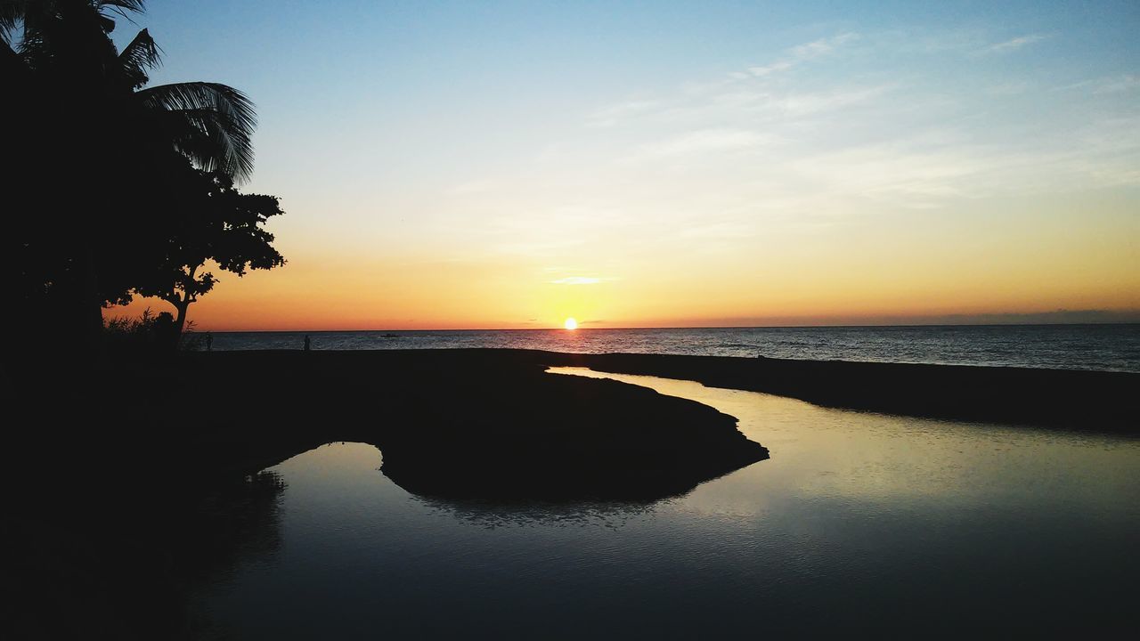 sunset, sea, water, horizon over water, tranquil scene, scenics, tranquility, beauty in nature, sky, sun, beach, reflection, silhouette, idyllic, nature, orange color, shore, rock - object, sunlight, outdoors