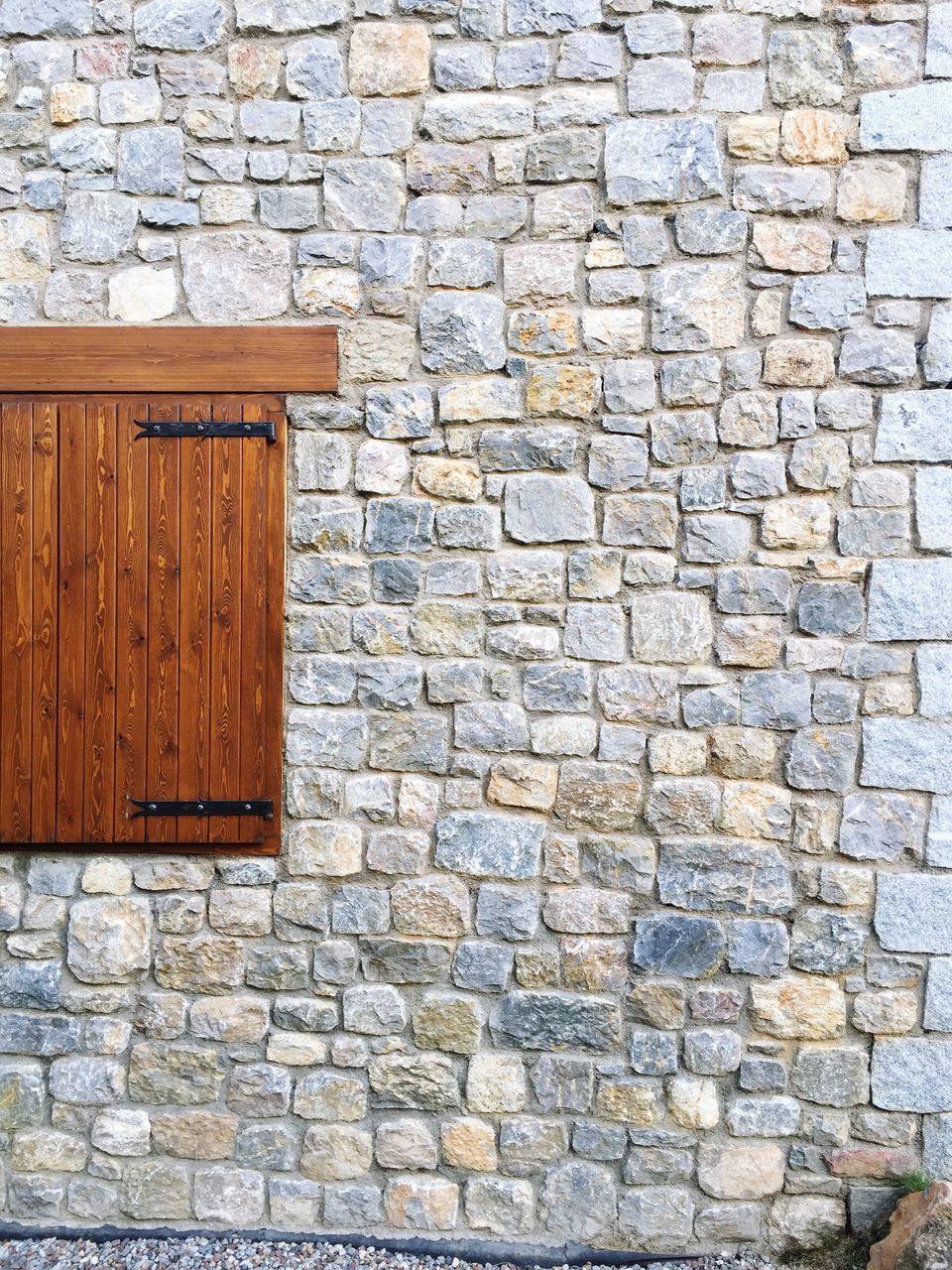 CLOSE-UP OF WOOD ON STONE WALL
