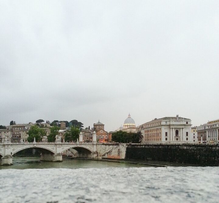 architecture, built structure, building exterior, water, clear sky, waterfront, copy space, history, river, famous place, travel destinations, sky, international landmark, city, tourism, travel, day, bridge - man made structure, dome, capital cities