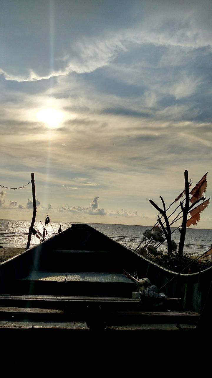 sunset, sky, sun, sea, water, horizon over water, cloud - sky, silhouette, scenics, nature, sunlight, beach, tranquility, beauty in nature, tranquil scene, shore, sunbeam, cloud, reflection, outdoors