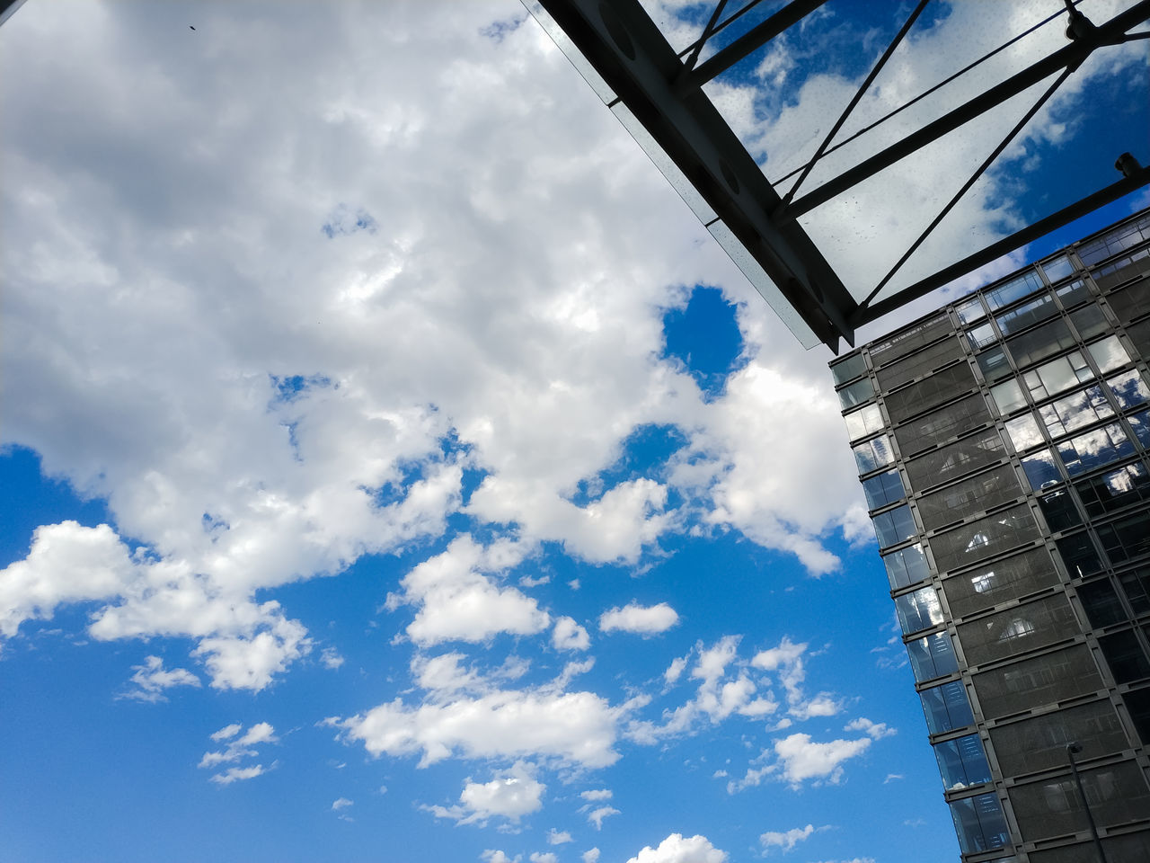 LOW ANGLE VIEW OF BUILDINGS AGAINST SKY