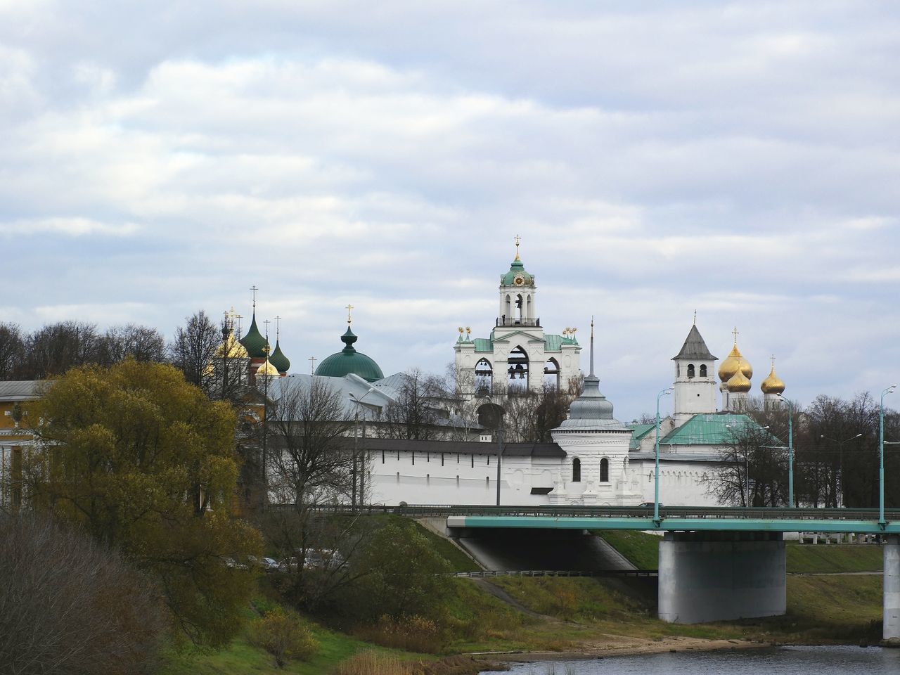 VIEW OF TEMPLE BUILDING AGAINST SKY