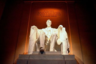 Abraham lincoln statue at lincoln memorial