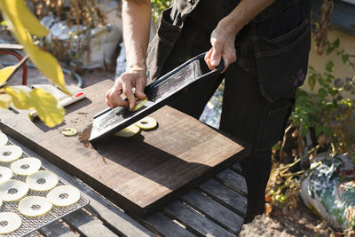 Grating apples