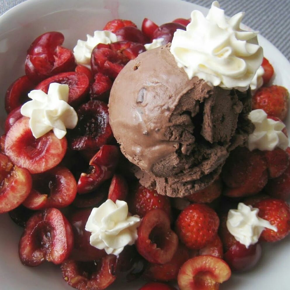 CLOSE-UP OF STRAWBERRIES AND CAKE