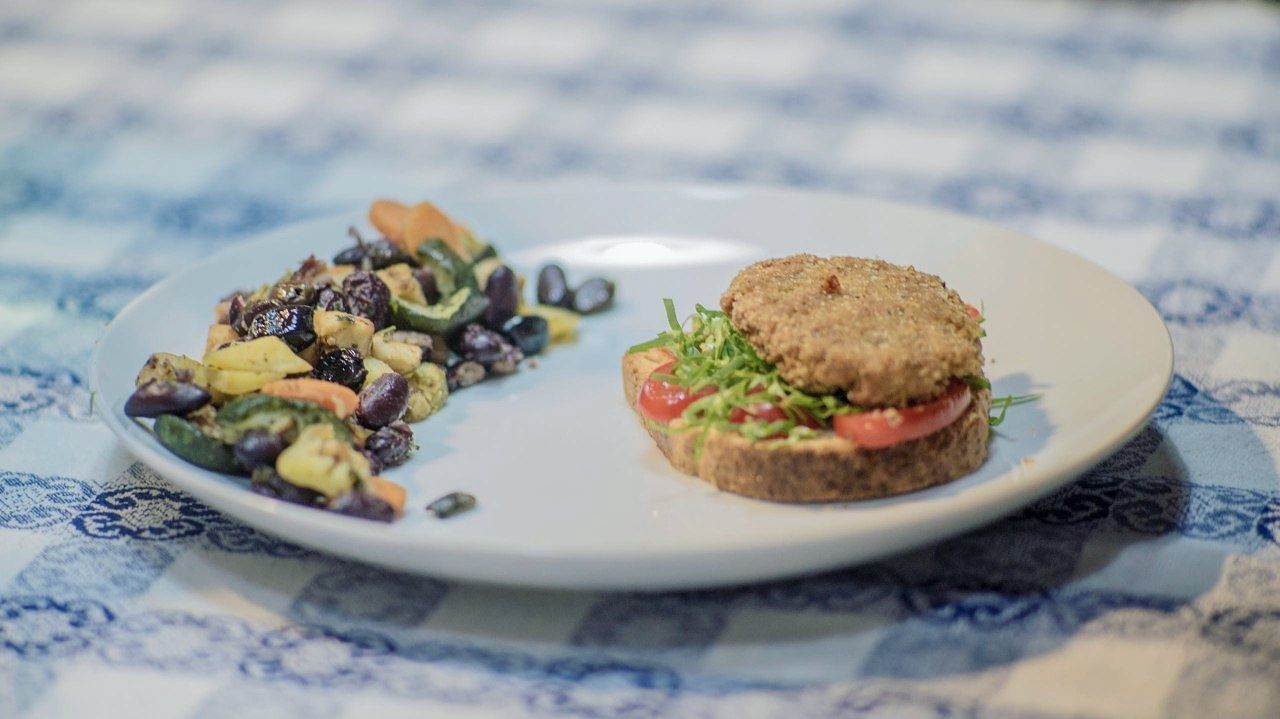 CLOSE-UP OF FOOD ON PLATE