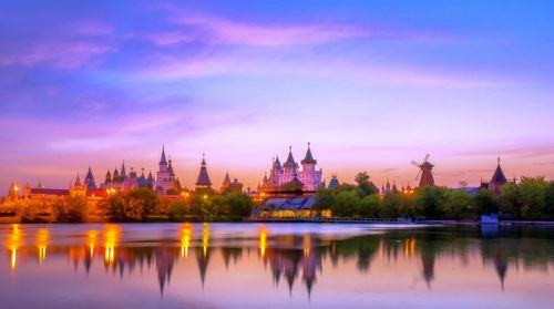 Sunset panorama of wooden izmailovo kremlin in moscow