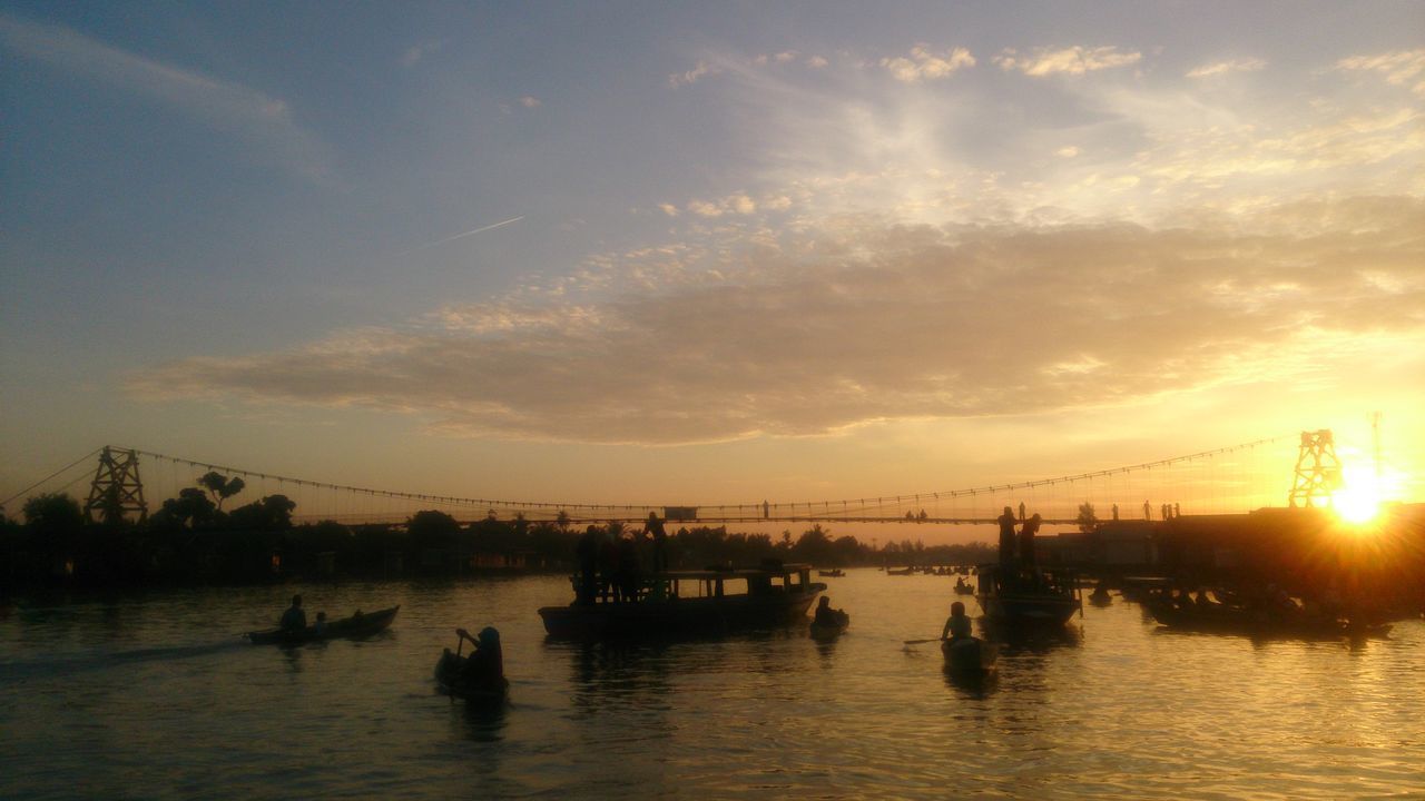 SILHOUETTE BRIDGE OVER RIVER AGAINST SKY