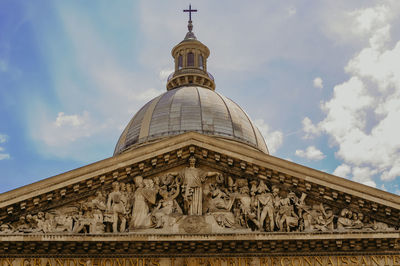 Sculptures of saints in the exterior of notre dame de paris