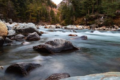 Long exposure shot of parvati river, himachal pradesh, india