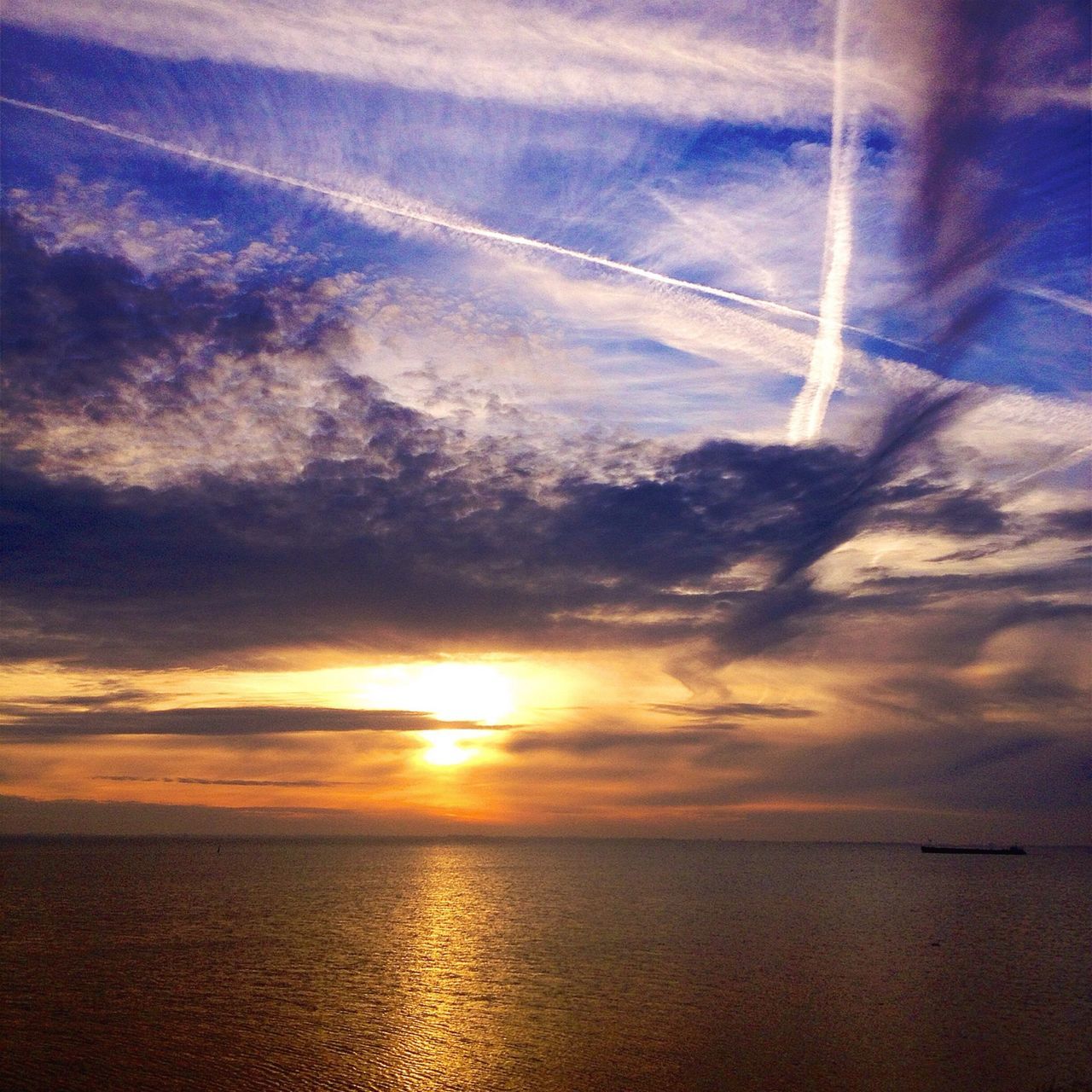 sunset, sun, sea, scenics, beauty in nature, tranquil scene, horizon over water, sky, tranquility, water, waterfront, idyllic, nature, orange color, sunlight, sunbeam, cloud - sky, reflection, cloud, outdoors