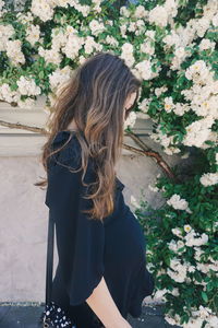 Pregnant woman standing by flowering plants