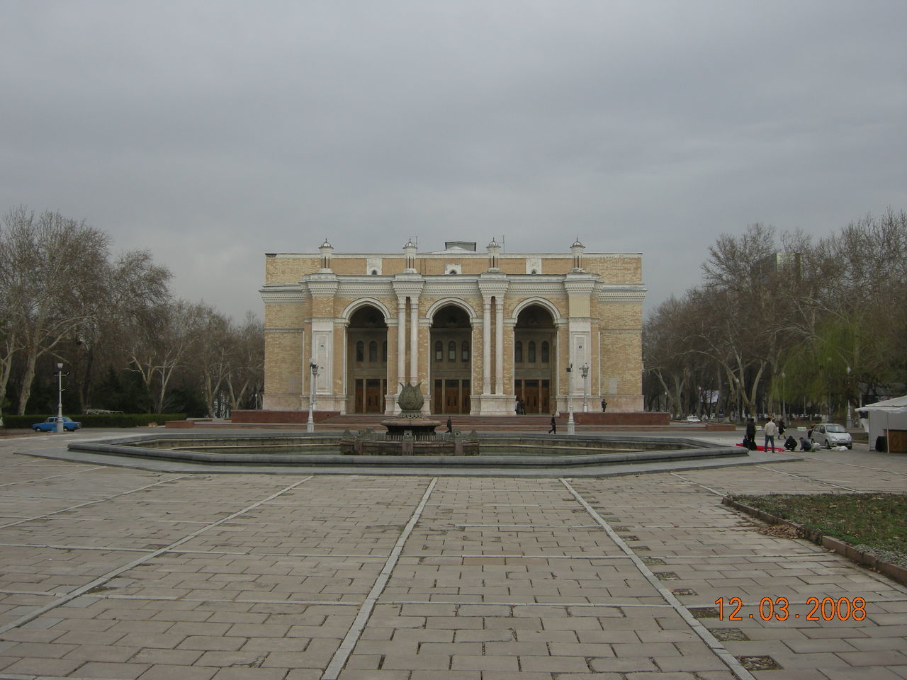 VIEW OF MONUMENT IN CITY