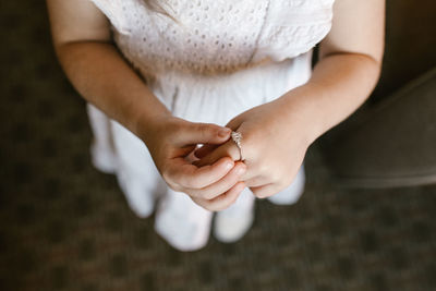 Midsection of woman hand