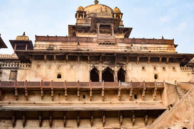 Beautiful view of orchha palace fort, raja mahal and chaturbhuj temple from jahangir mahal, orchha