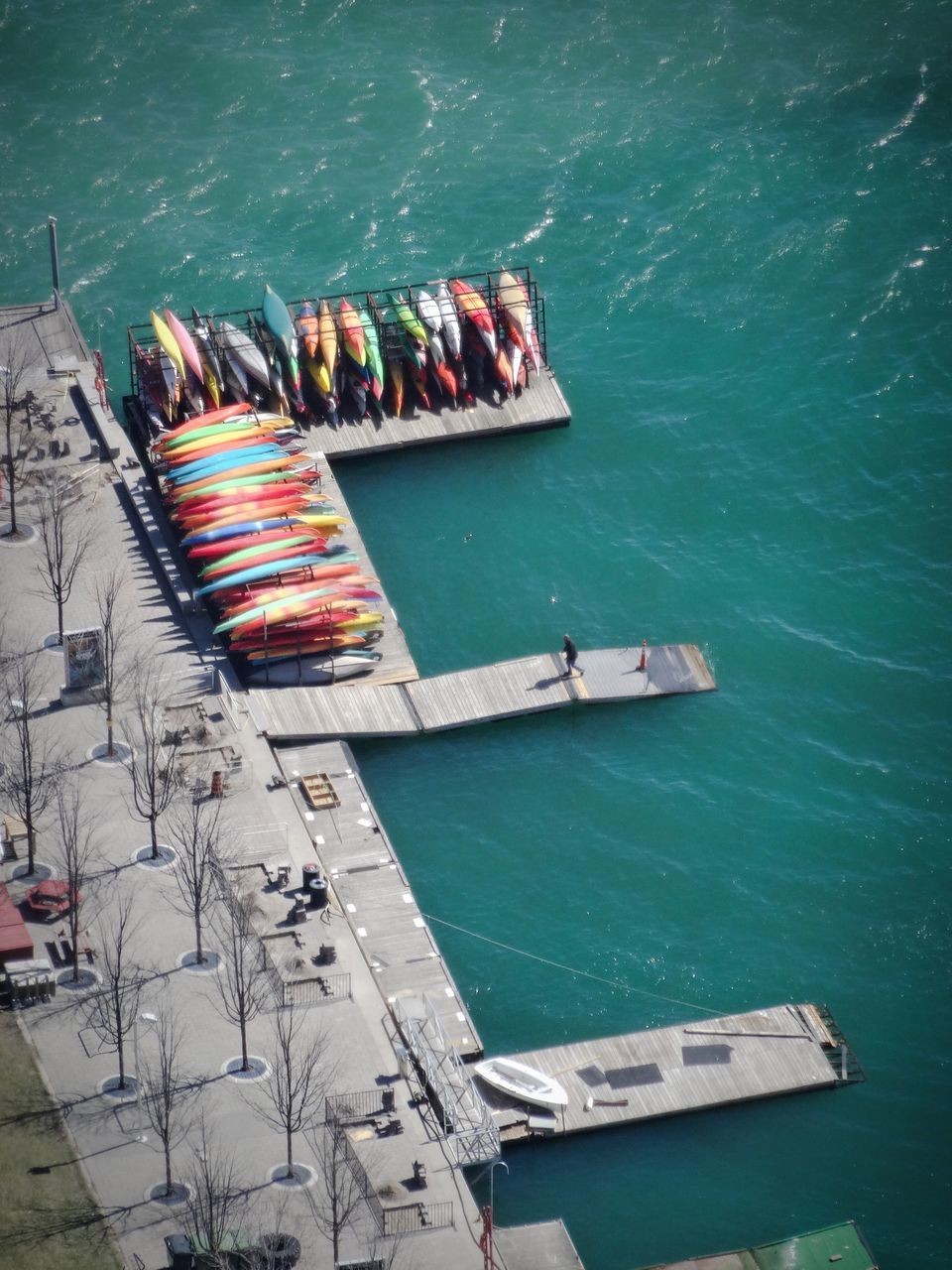 HIGH ANGLE VIEW OF DECK CHAIRS ON SEA