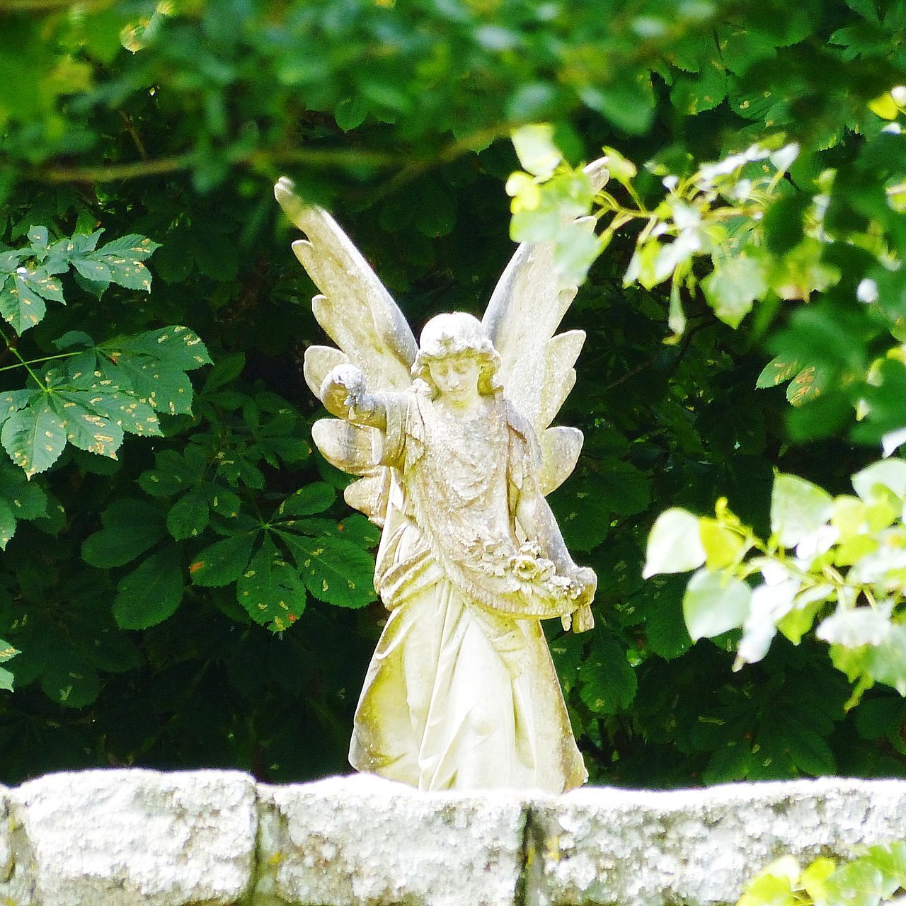 CLOSE-UP OF ANGEL STATUE