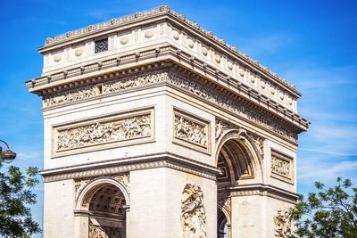 The beautiful arch of triumph in paris