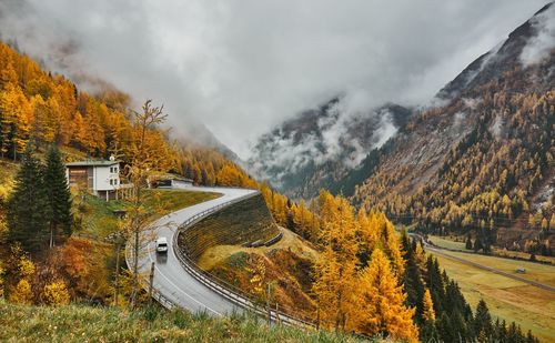 Road through pleasant valleys