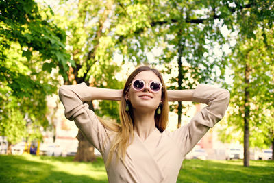 Young woman wearing sunglasses at park
