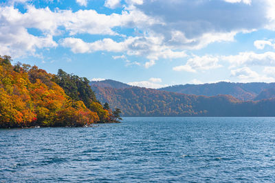 Lake towada utumn foliage scenery. towada-hachimantai national park in tohoku region. aomori, japan.