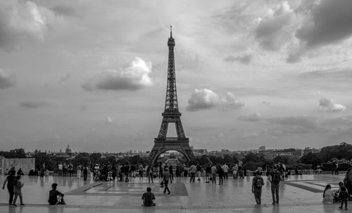 Tourists in front of eiffel tower