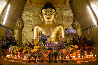 statue
