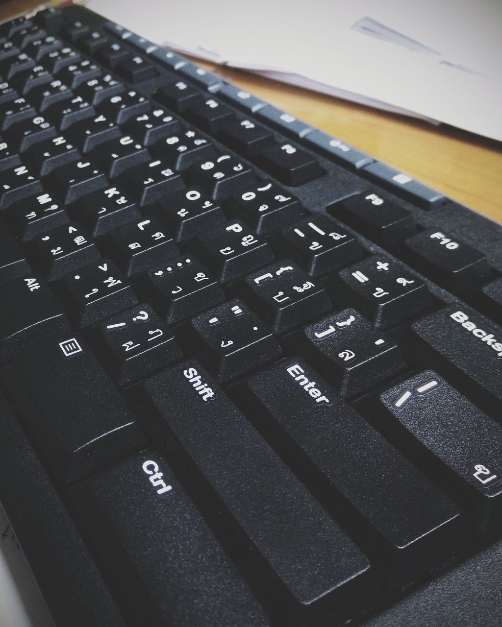 HIGH ANGLE VIEW OF COMPUTER KEYBOARD AT HOME